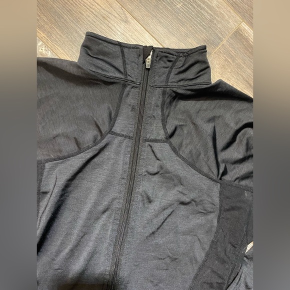Lululemon run mesh panel jacket black colour - Picture 2 of 3